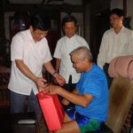 Đồng chí Tô Hồng Hải – Ủy viên ban thường vụ – Trưởng ban tuyên giáo tỉnh ủy thăm và tặng quà các gia đình chính sách ở Đô Lương.